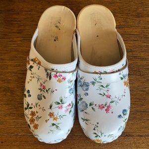 White floral clogs anthropologie BJORK maja wood